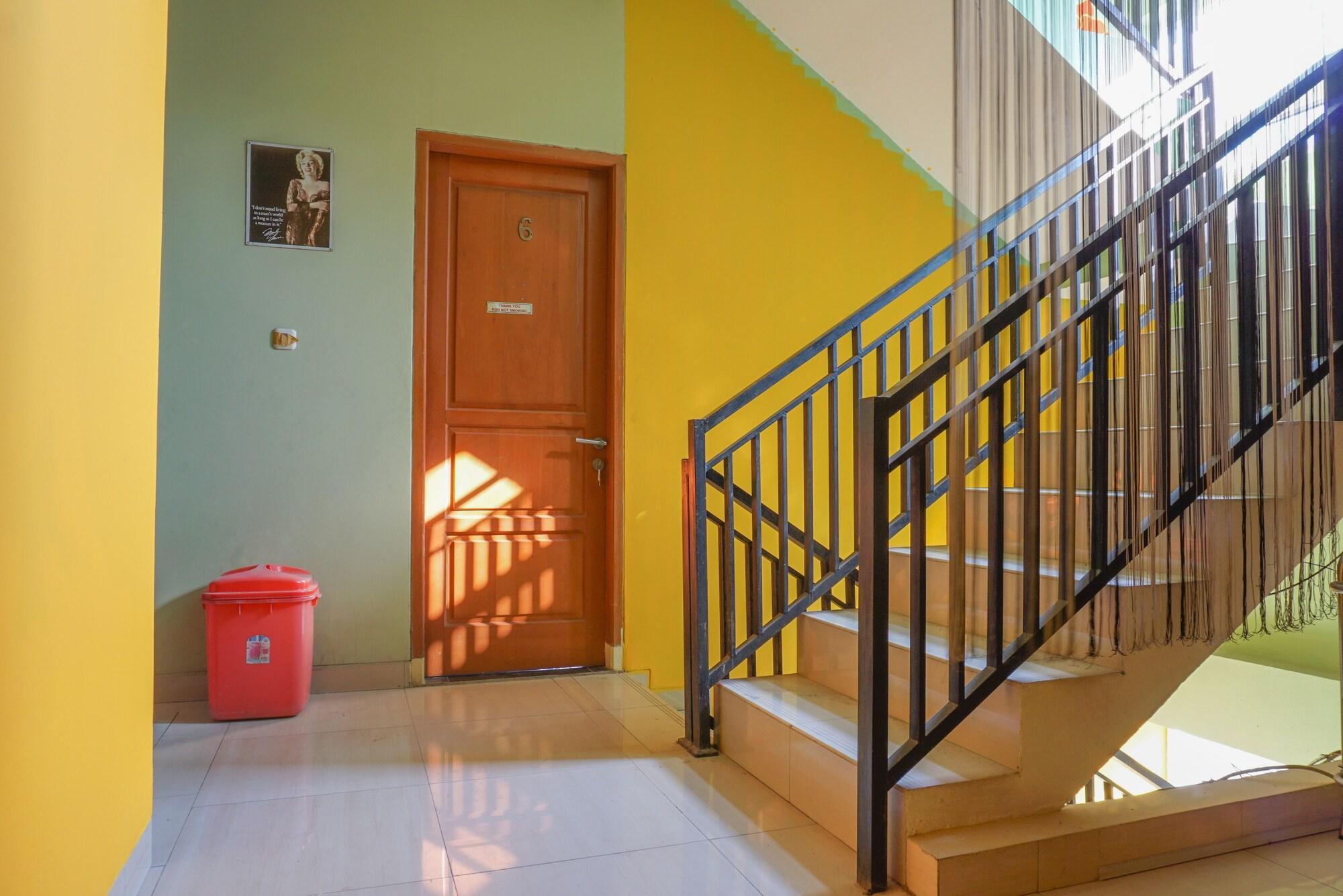 Reddoorz Near Kemang Square Hotel Jacarta Exterior foto