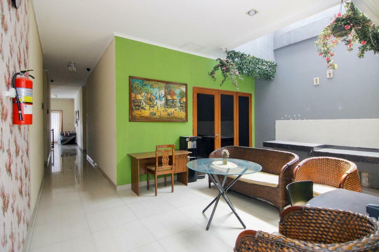 Reddoorz Near Kemang Square Hotel Jacarta Exterior foto